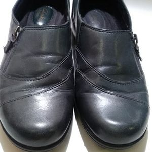 CLARKS artisan hunter green zip slip-on shoe 9.5M